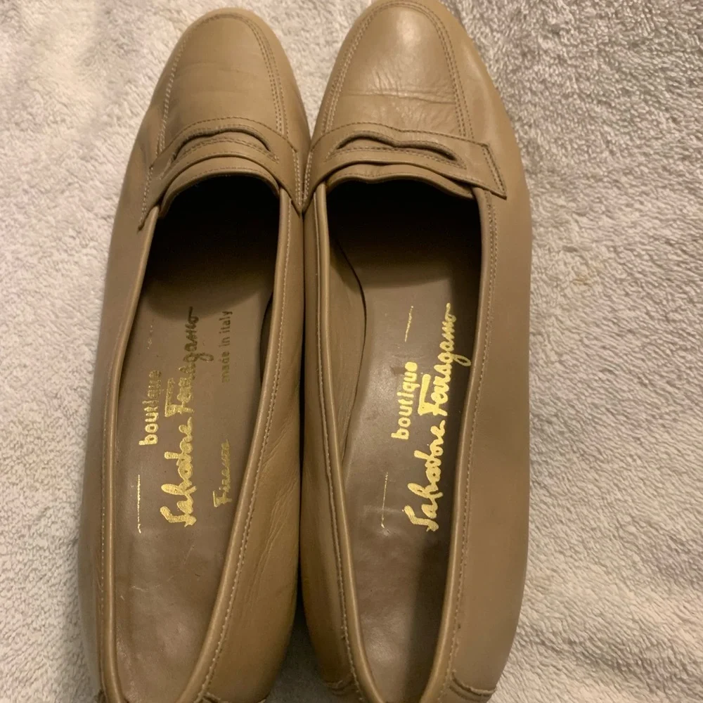 Narrow fit Salvatore Feregamo women’s loafers 8 AA